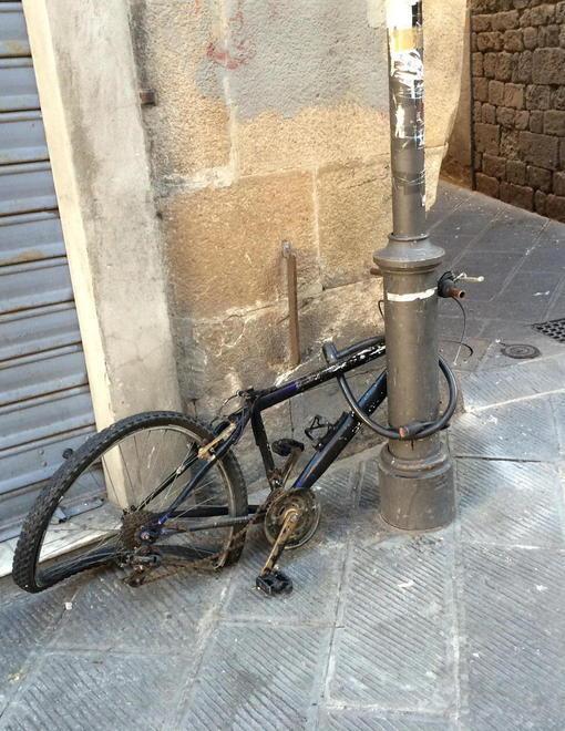 Biciclette lasciate fuori dalle rastrelliere Scatta la rimozione 