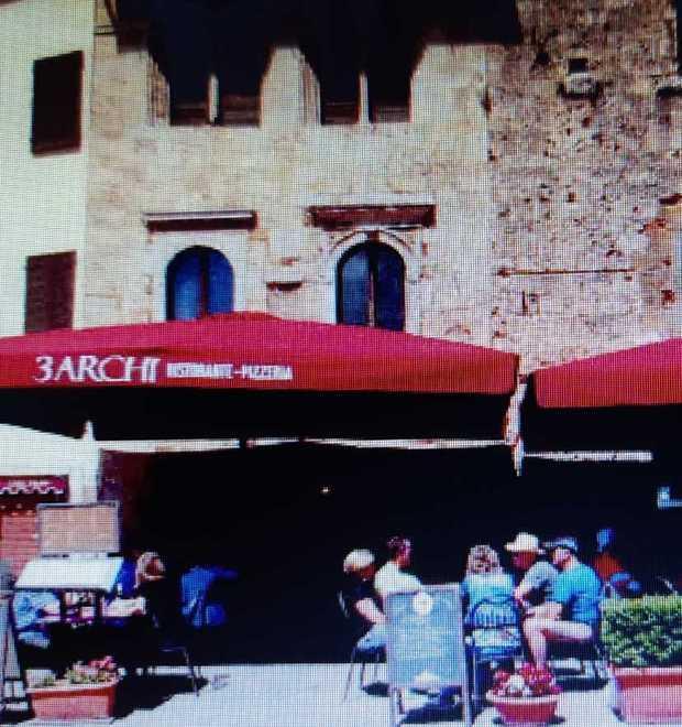 Assolti per gli ombrelloni davanti al ristorante 