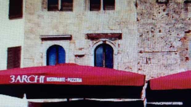 Assolti per gli ombrelloni davanti al ristorante