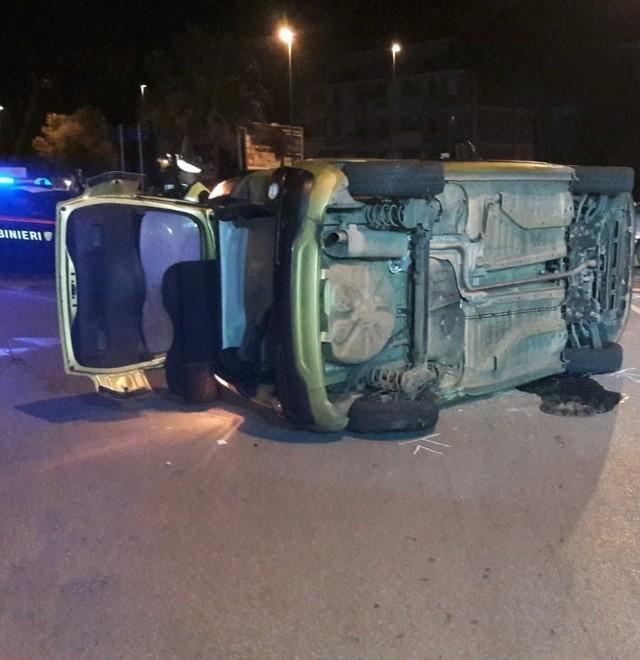 Automobilista finisce con il minivan ribaltato
