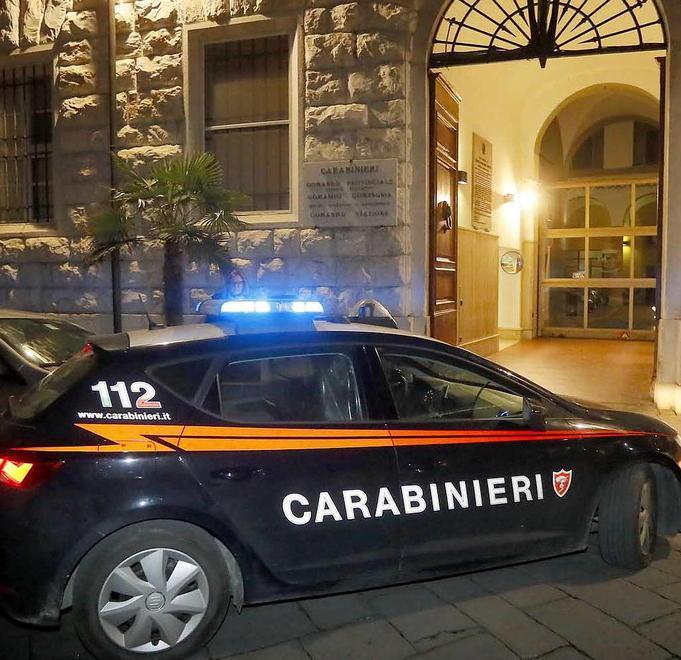 Gli negano una sigaretta e lui li minaccia con un coltello 