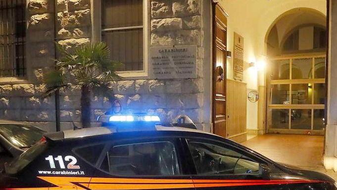 Gli negano una sigaretta e lui li minaccia con un coltello