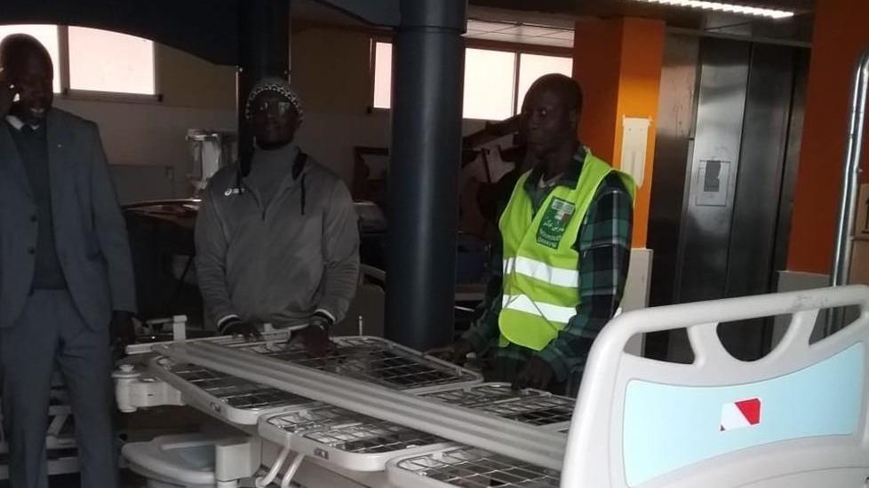 Materiale sanitario raccolto e donato a un ospedale in Senegal