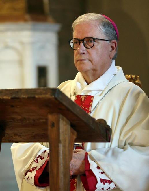 Cartoline con minacce a don Biancalani Il vescovo: solidarietà, ma basta esasperare 