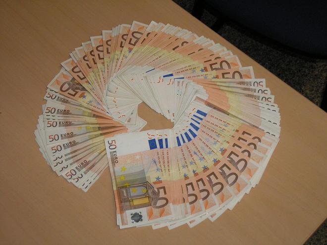 Quasi tremila euro nascosti in macchina. «Non sono nostri», e glieli sequestrano 