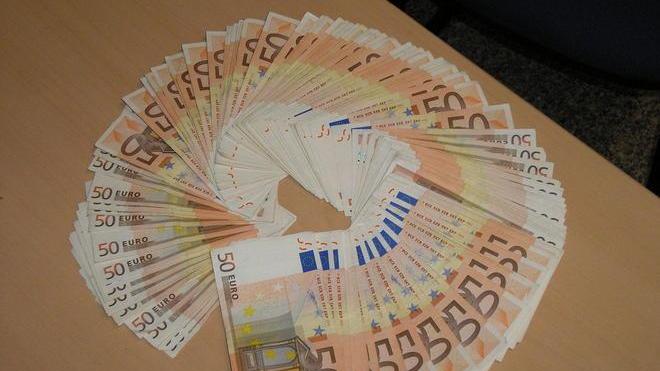 Quasi tremila euro nascosti in macchina. «Non sono nostri», e glieli sequestrano