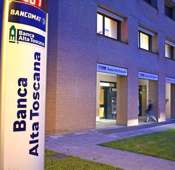 Tre banditi rapinano la Banca Alta Toscana 