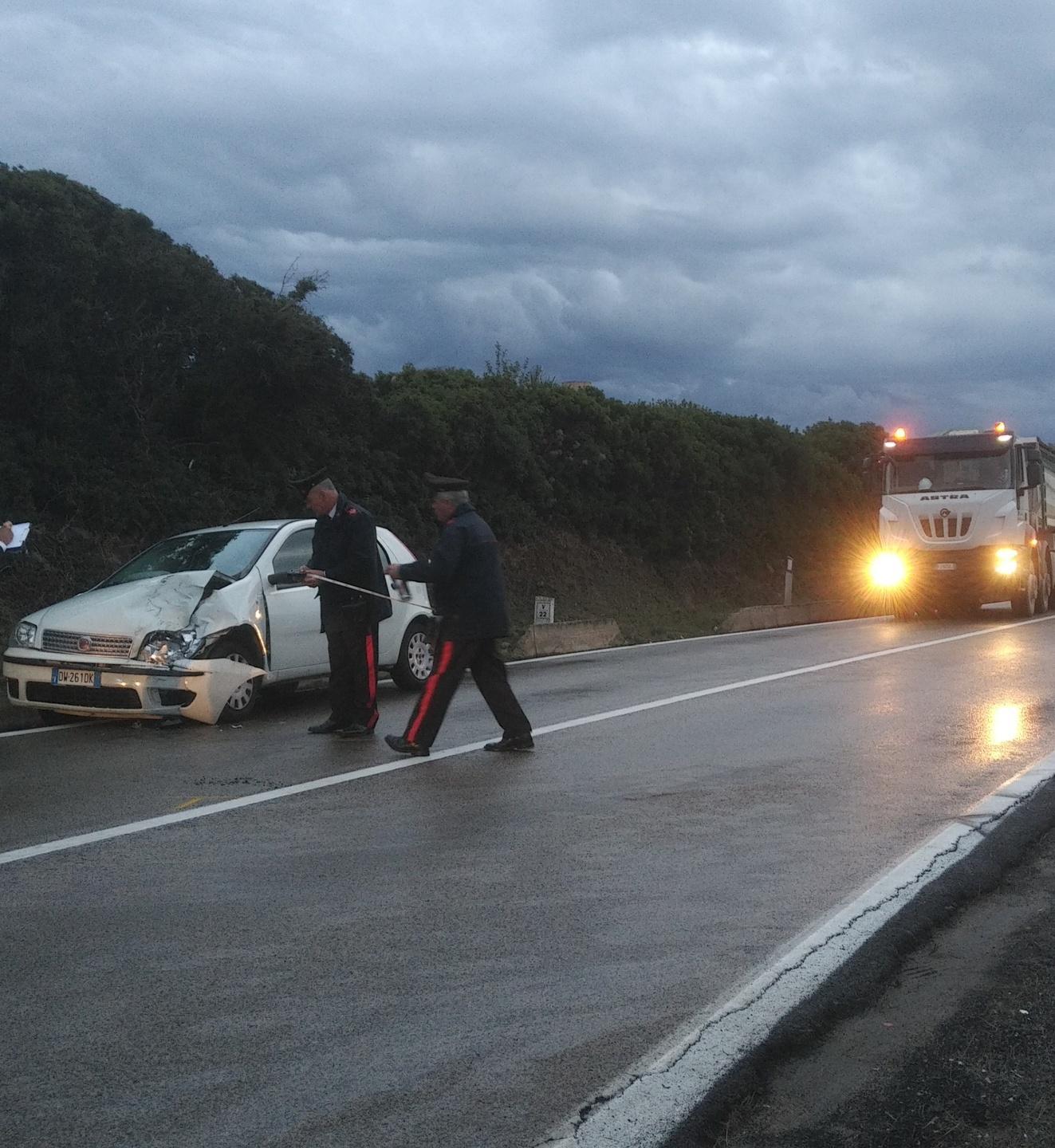 Ambulanza in testa coda urta una vettura: tre feriti