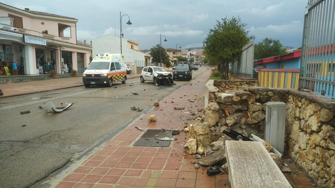 Ubriaco al volante finisce contro un muro