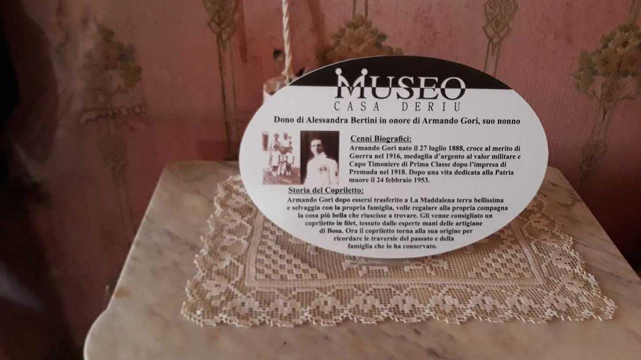 Il copriletto-ricordo di guerra donato al Comune per casa Deriu