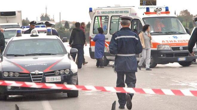 Strada al buio, investita mentre sta attraversando