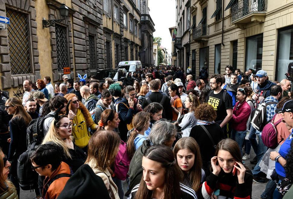 La carica dei 200mila, ma Lucca regge l’urto. Oggi altra invasione 