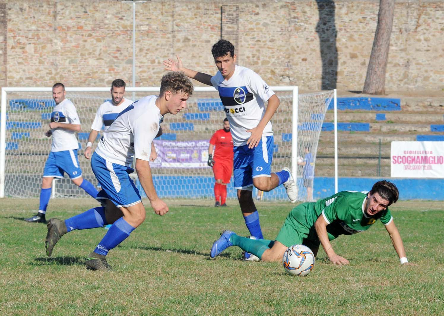 Una partita del Piombino (in maglia bianca)