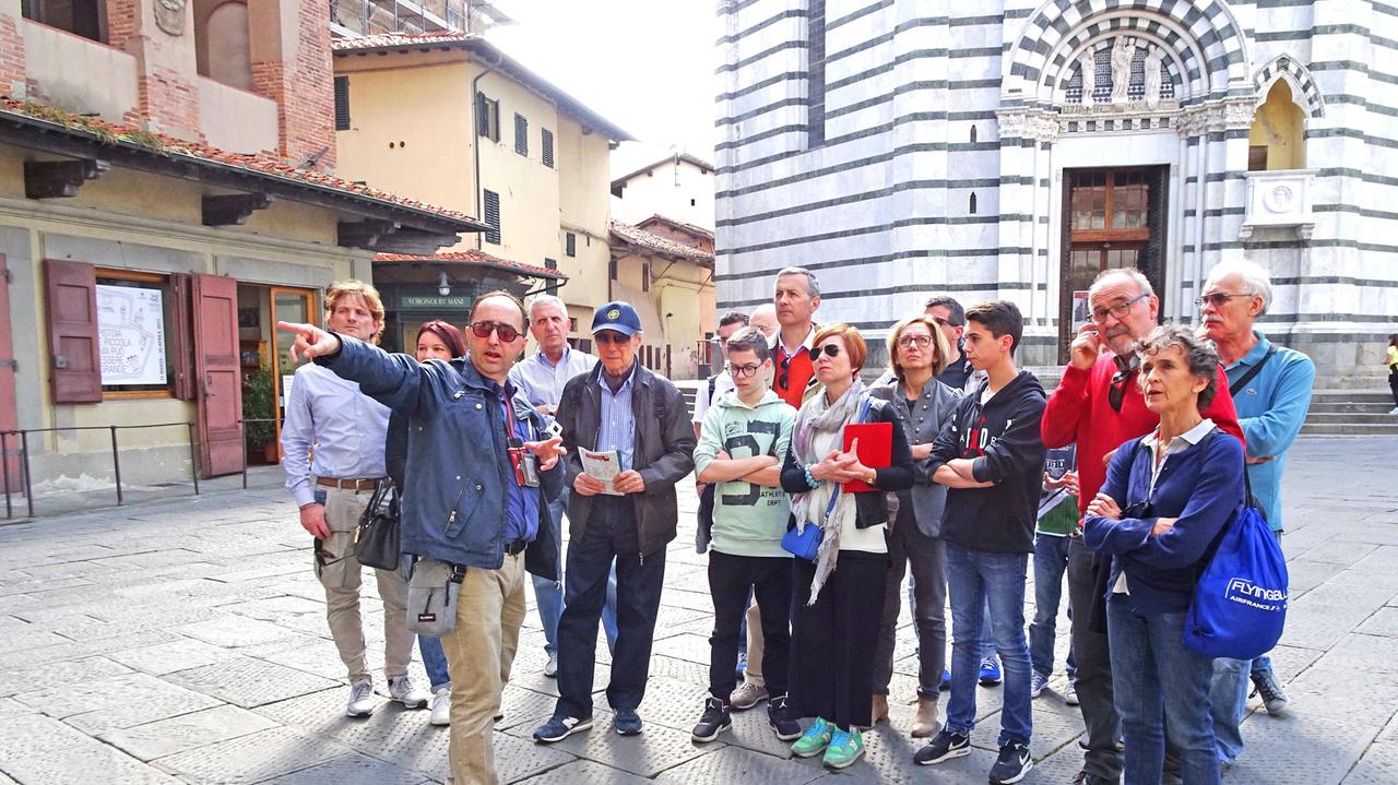 Turisti in piazza del Duomo a Pistoia