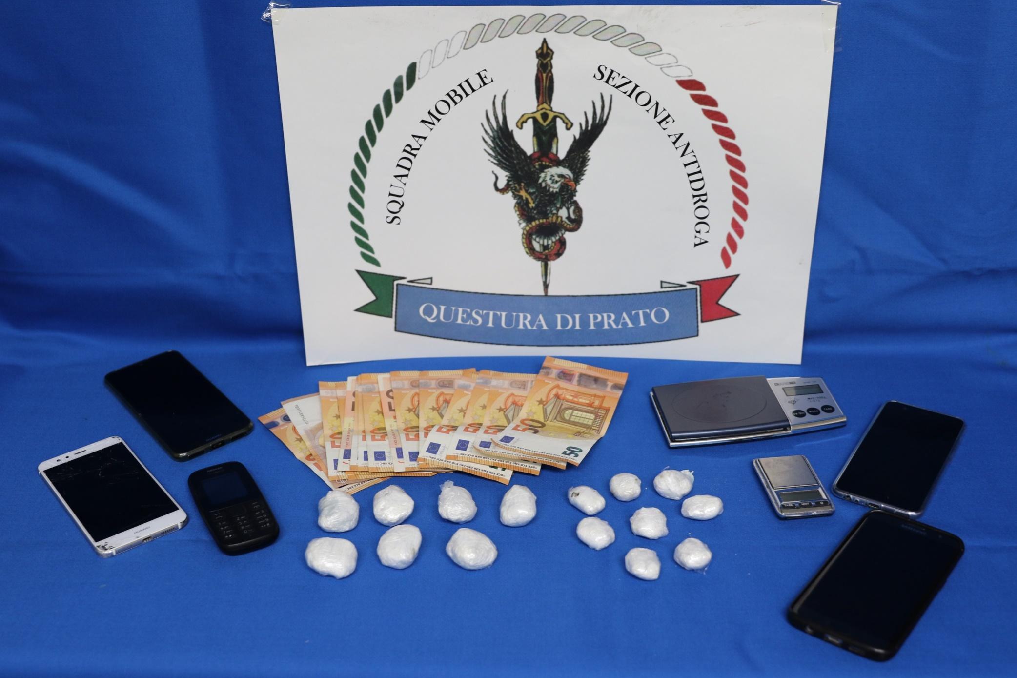 La cocaina, i soldi e i telefoni cellulari sequestrati dalla polizia