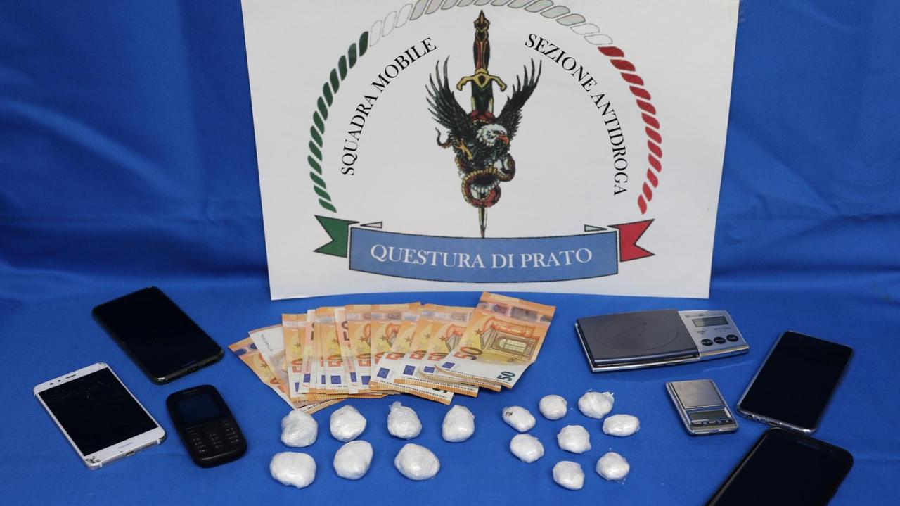 La cocaina, i soldi e i telefoni cellulari sequestrati dalla polizia