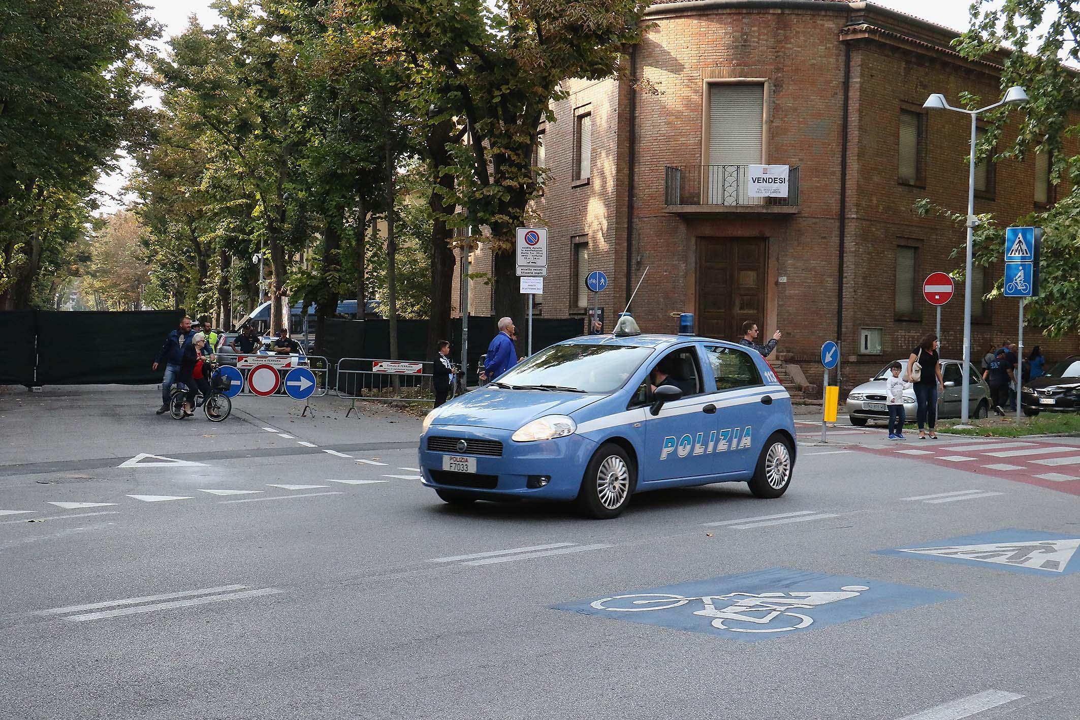 Ferrara, non si ferma all'alt della polizia e con l'auto fugge a tutta velocità fra stadio e viale Cavour