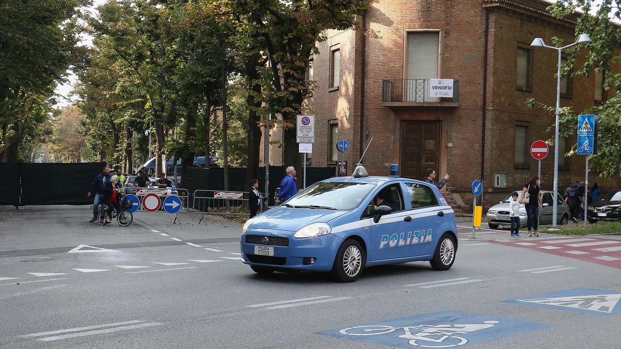 Ferrara, non si ferma all'alt della polizia e con l'auto fugge a tutta velocità fra stadio e viale Cavour