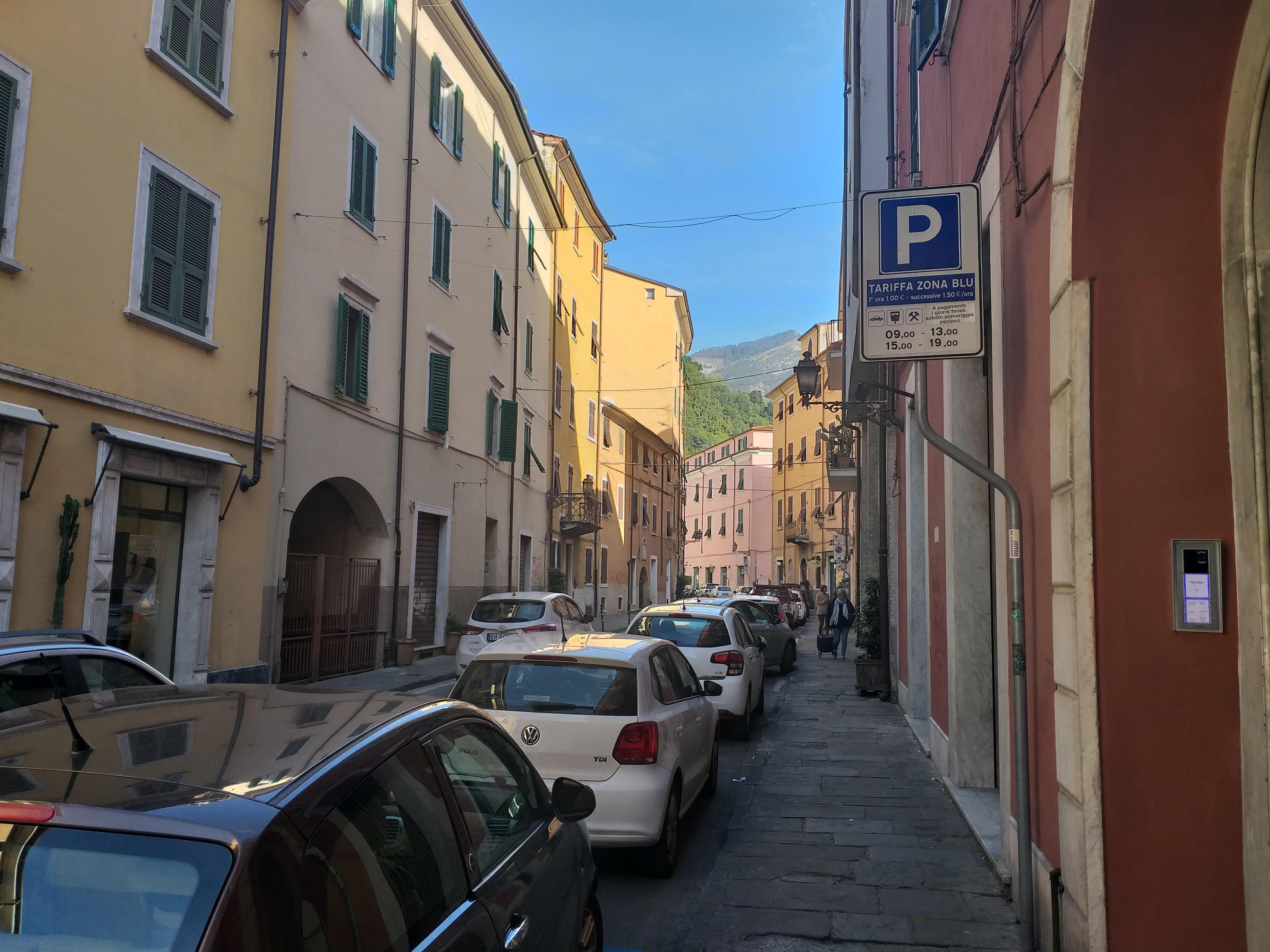 Uno scorcio del centro di Carrara, via Ulivi: anche qui, vari fondi sfitti