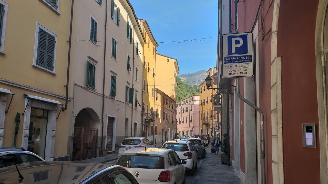Uno scorcio del centro di Carrara, via Ulivi: anche qui, vari fondi sfitti