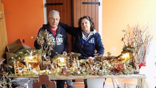 Ferdinando Bernabè e la moglie Gianna Caselli stanno preparando il grande Presepe