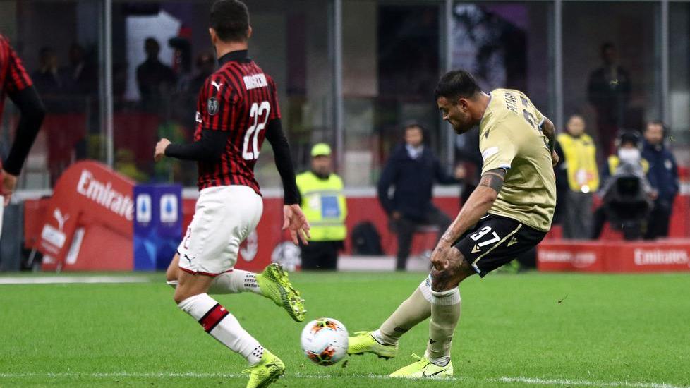 Petagna al tiro affrontato dal milanista Duarte