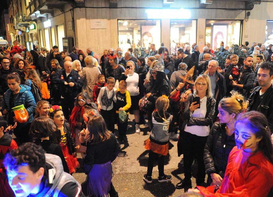 La magia del centro città invaso dalle maschere 