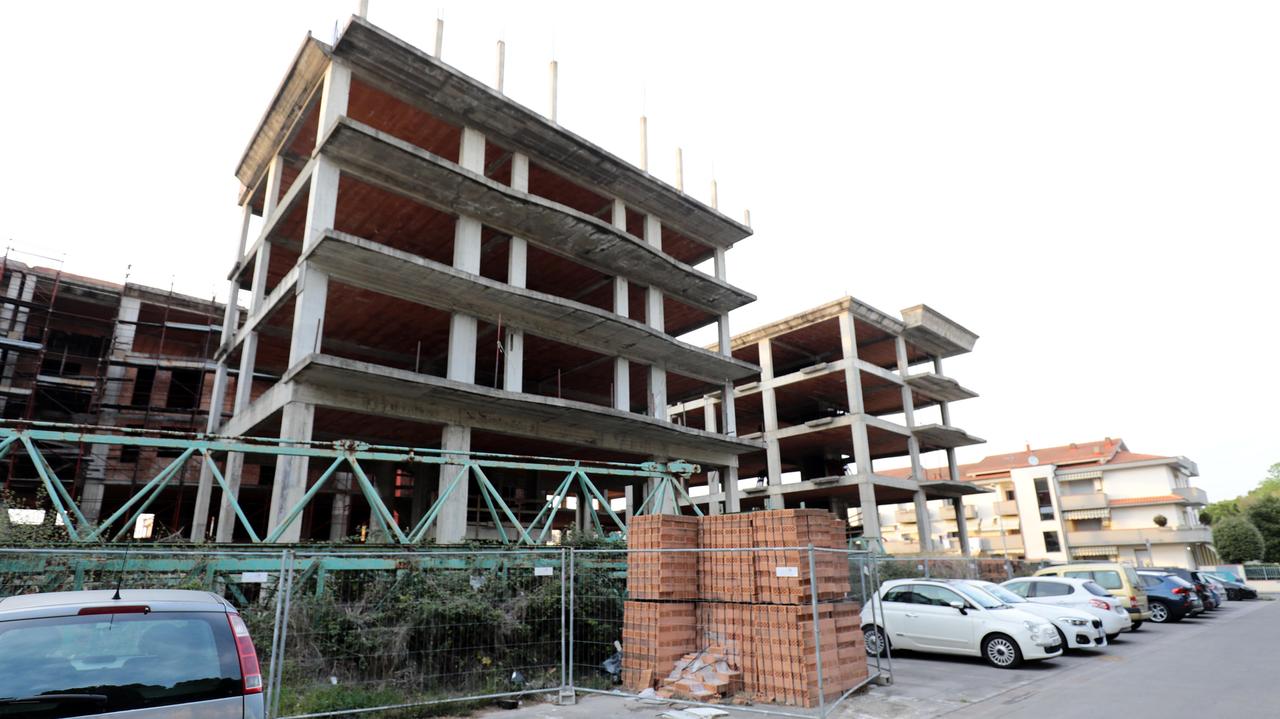 L'"Ecomostro" di Ponte a Elsa (foto Sestini)