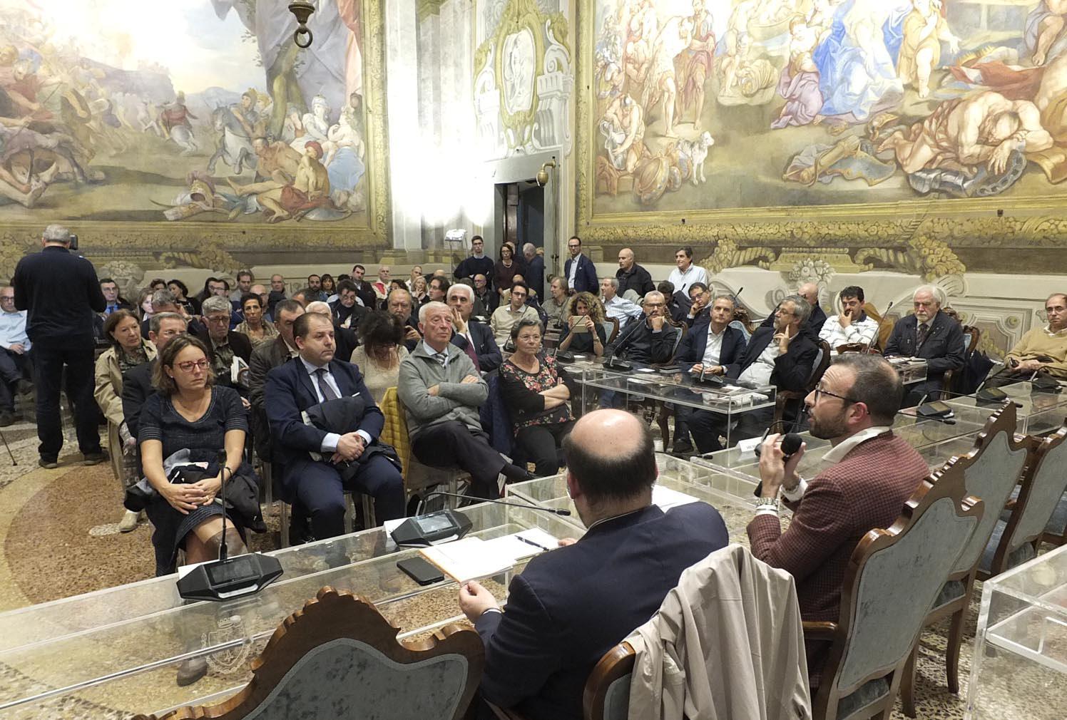 Un momento della presentazione in Sala delle Baleari del libro di Antonio Mazzeo “Controcorrente” (FOTO RENZULLO/MUZZI)