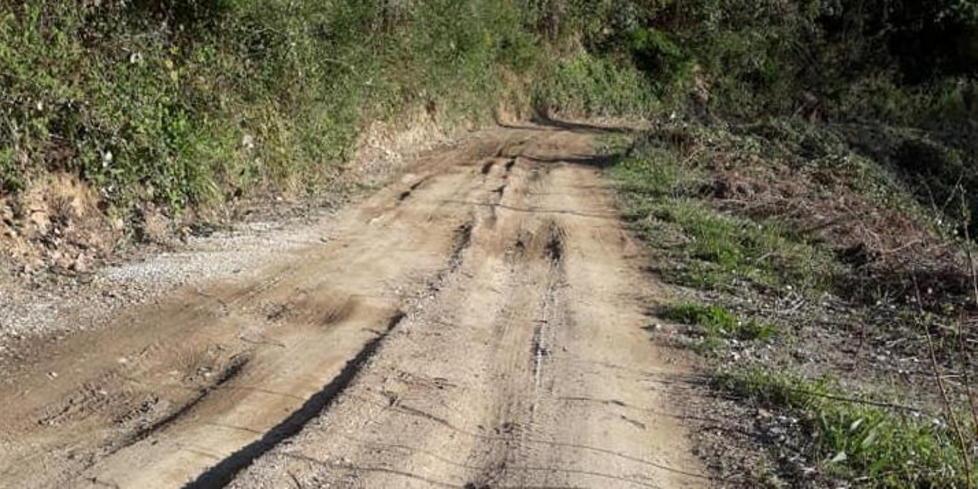 Cade in un dirupo a cava Grottini salvata dai pompieri 