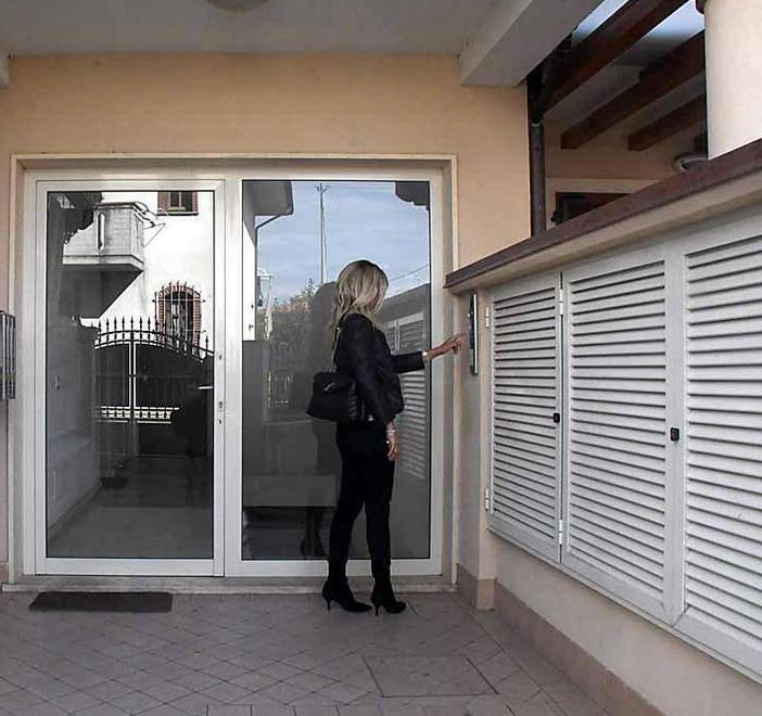 A casa dell’ex parroco, nessuna risposta al citofono