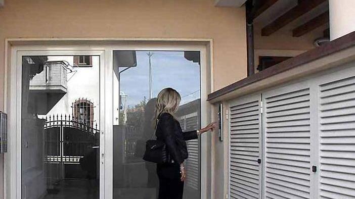 A casa dell’ex parroco, nessuna risposta al citofono