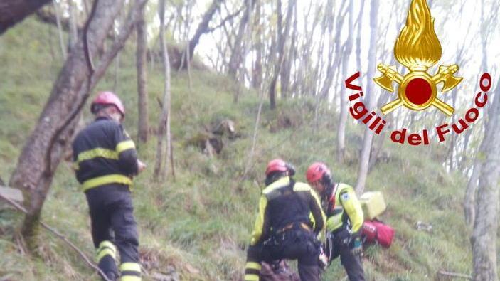 Cerca funghi e cade nel canale, lo salva l’elicottero Drago