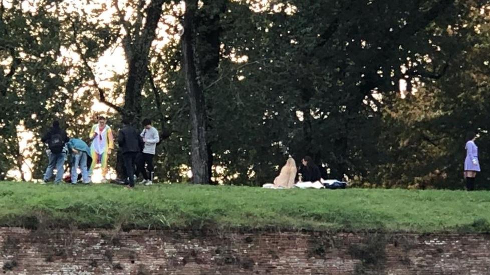 Cosplayer a passeggio sui parapetti delle Mura