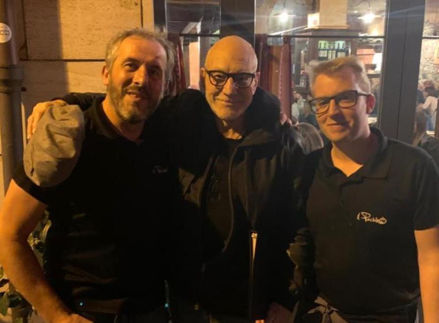 Il capitano Picard di Star Trek compare in un locale del centro