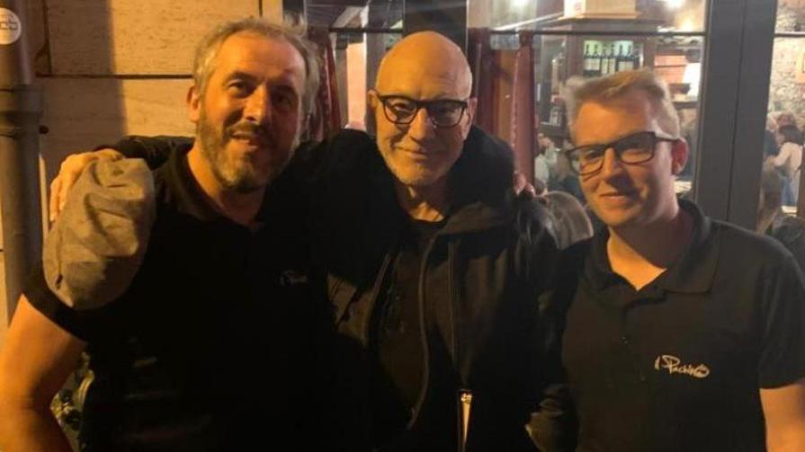 Il capitano Picard di Star Trek compare in un locale del centro