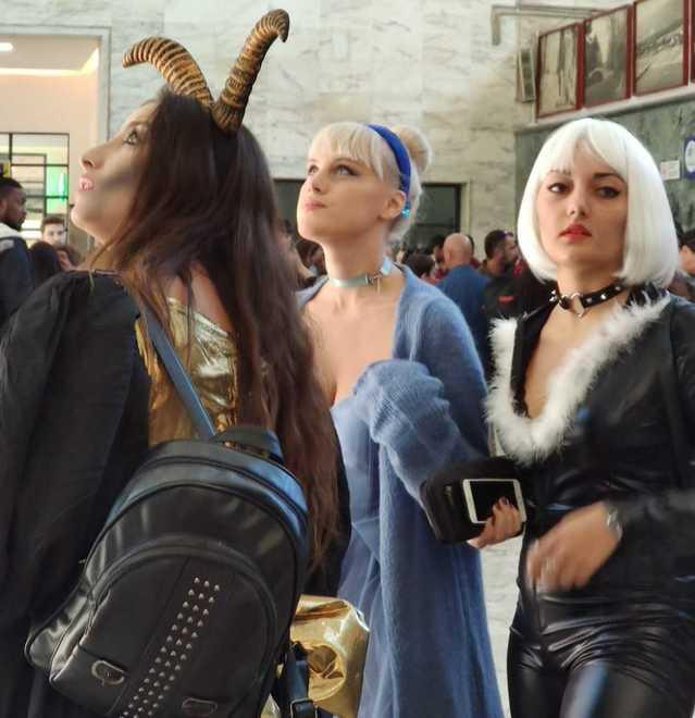 Folla alla stazione per andare ai Comics