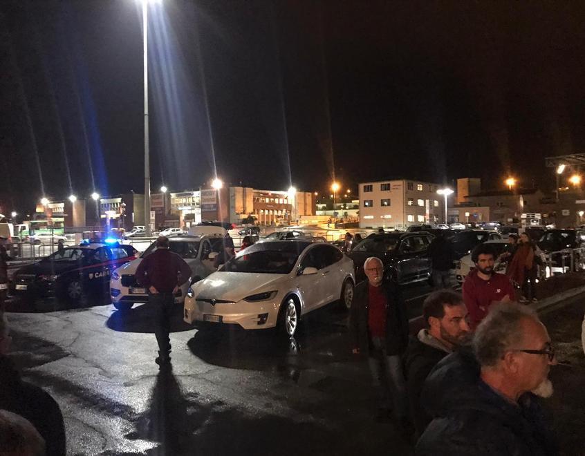 Altra notte di proteste sui moli del porto e stavolta i passeggeri bloccano una nave 