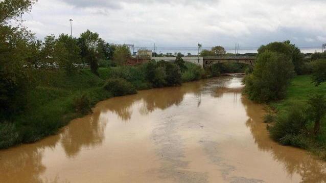 Chiazza nel fiume si attendono le analisi
