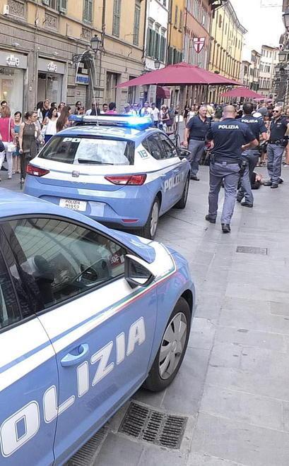 Ruba una borsa inseguito per le strade del centro: preso