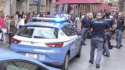 Ruba una borsa inseguito per le strade del centro: preso