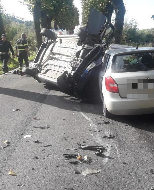 Sbanda e va a schiantarsi contro un albero e due auto 