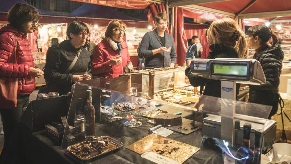 Volterra espone i doni della natura e diverte i ragazzi col Palio dei caci 