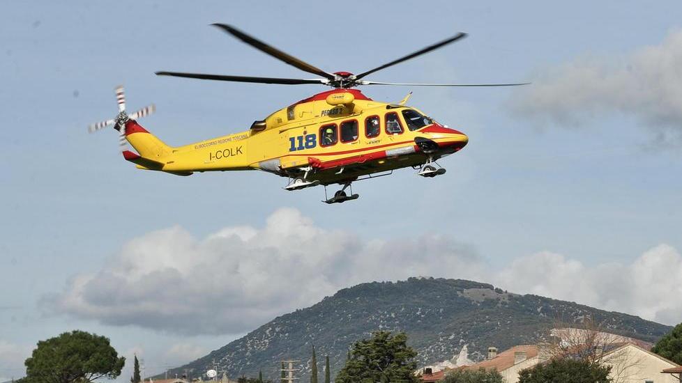 Grave pensionato 74enne investito dal trattore con cui stava lavorando