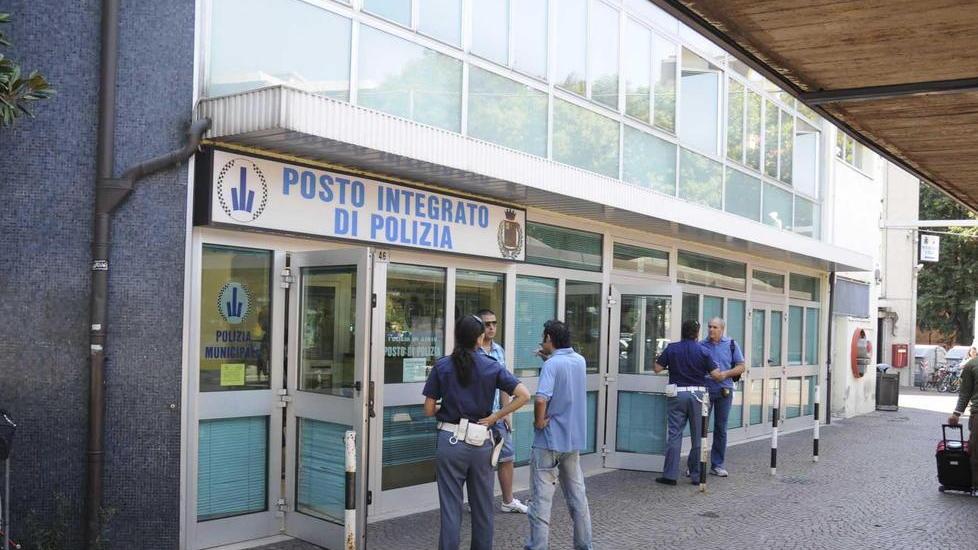 Rissa, fermati due minori Gli amici assediano il posto integrato di polizia