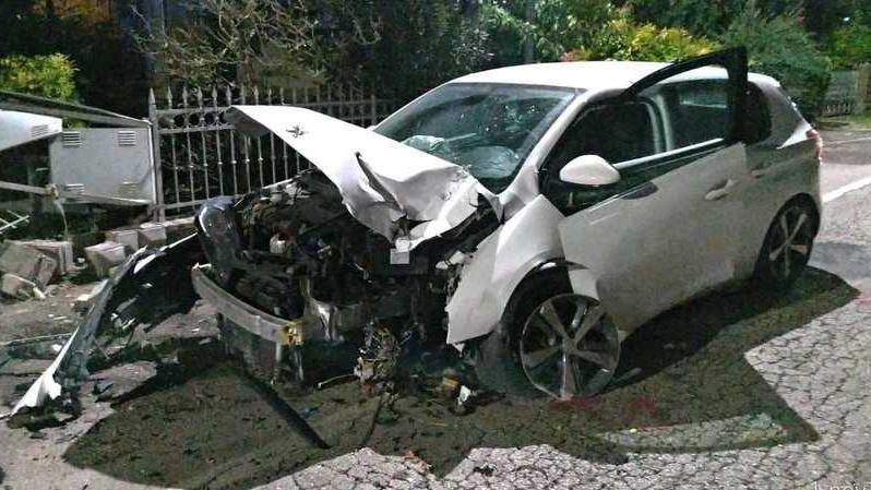 Auto contro i contatori Famiglia senza metano ma conducente illeso