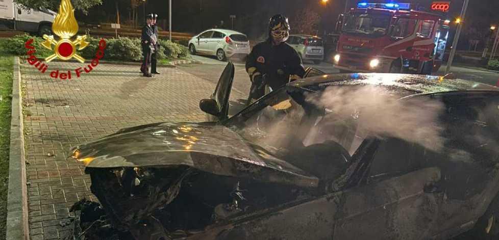Bmw prende fuoco nel parcheggio Coop Allarme tra i clienti 