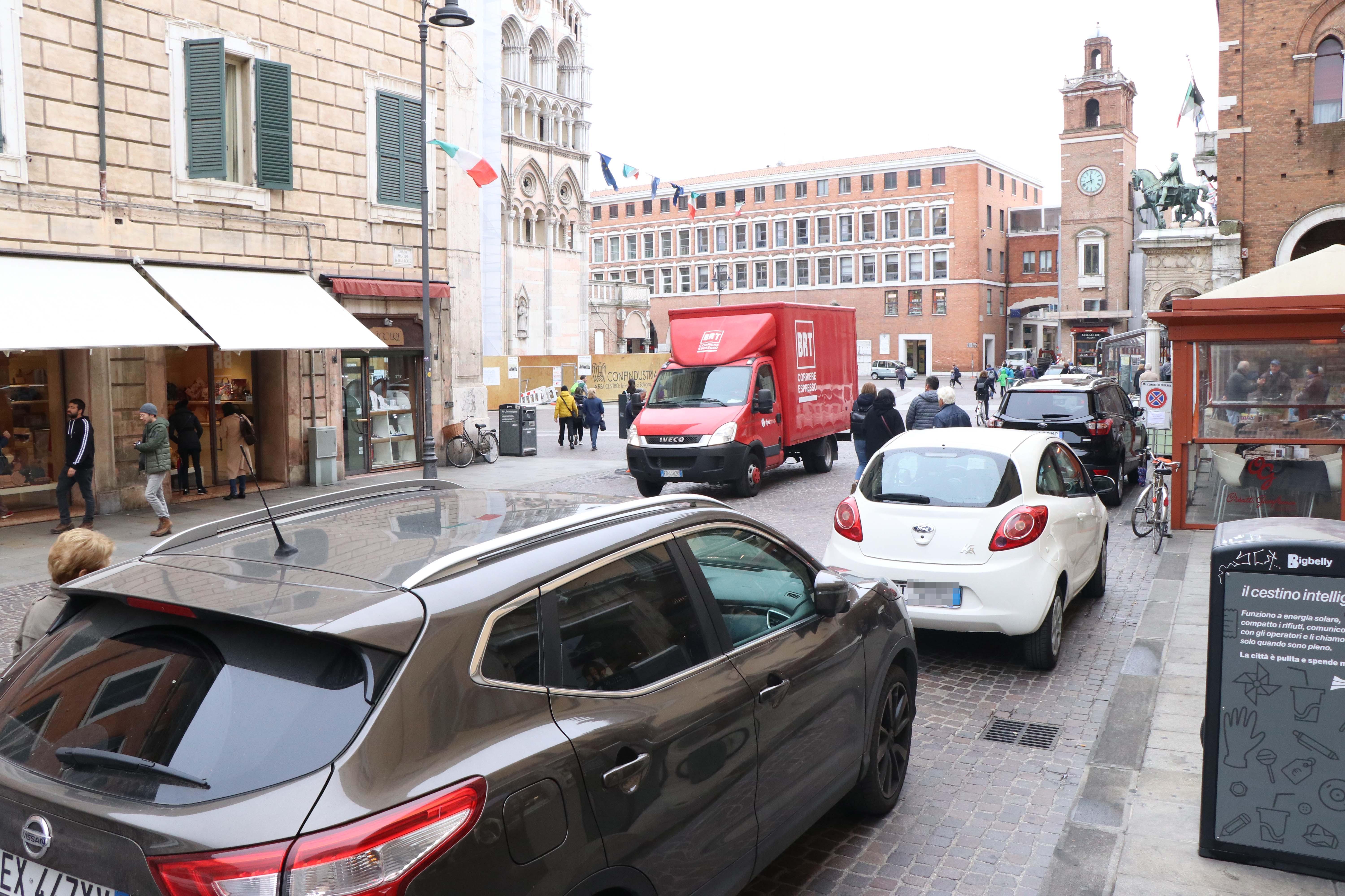 La Ztl Duomo in corso Martiri della LIbertà e Piazza Cattedrale invasa da auto e furgoni