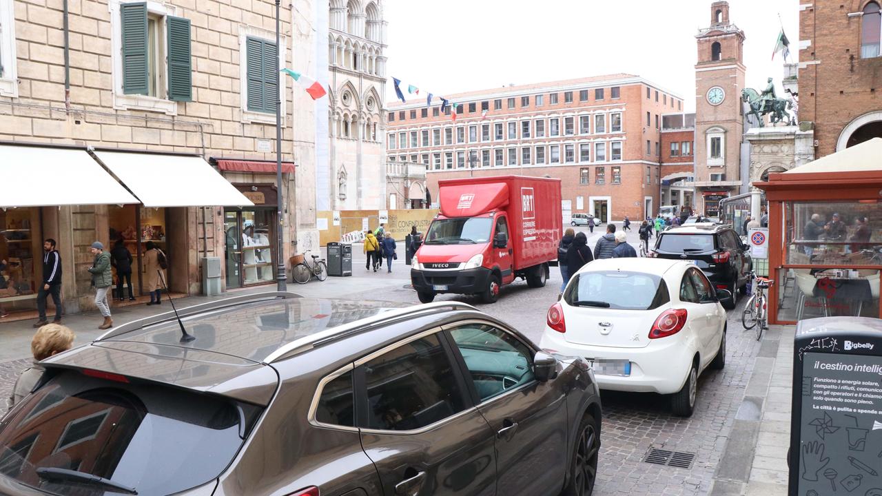 La Ztl Duomo in corso Martiri della LIbertà e Piazza Cattedrale invasa da auto e furgoni