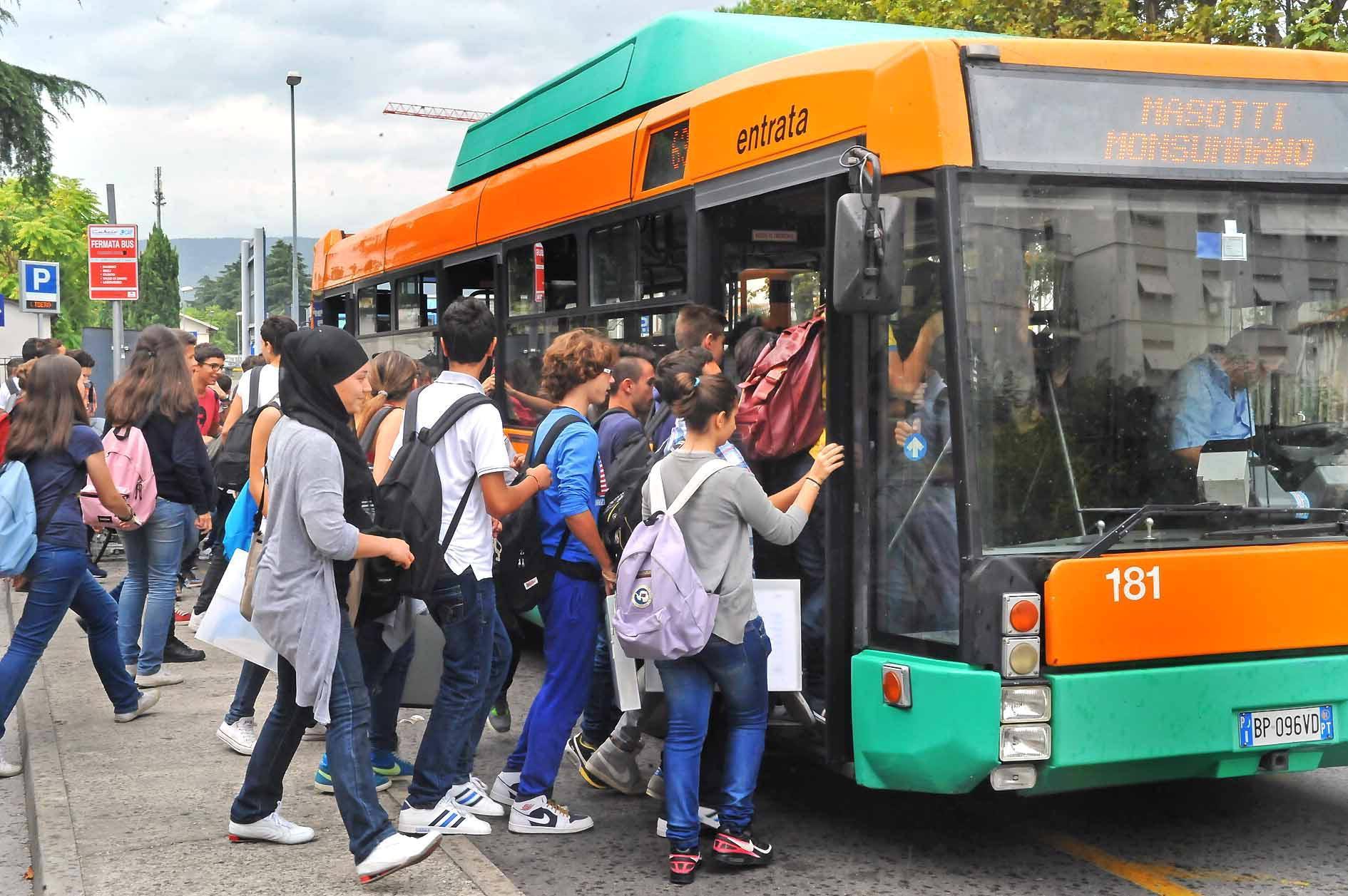 Bottegone, 350 firme per i bus strapieni 